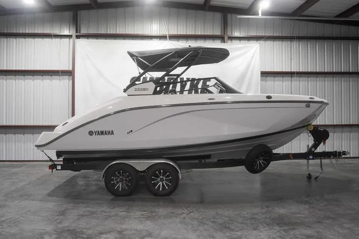 The Image of 2024 Yamaha Boats 222SD on trailer in indoor storage facility. - 1
