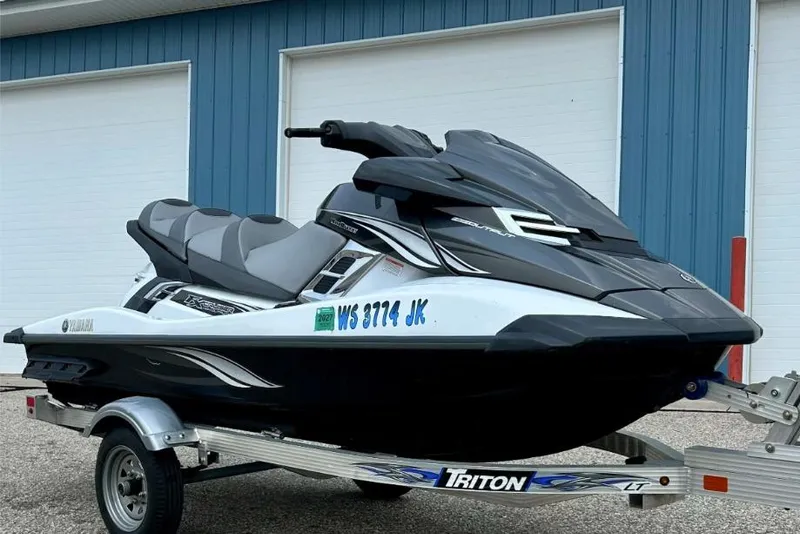 The Image of 2015 Yamaha WaveRunner FX Cruiser HO on Triton trailer, parked outside blue building. - 0
