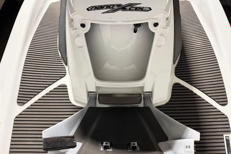 Slide: The Image of 2015 Yamaha WaveRunner FX Cruiser HO, NanoXcel technology, rear deck view. - 16