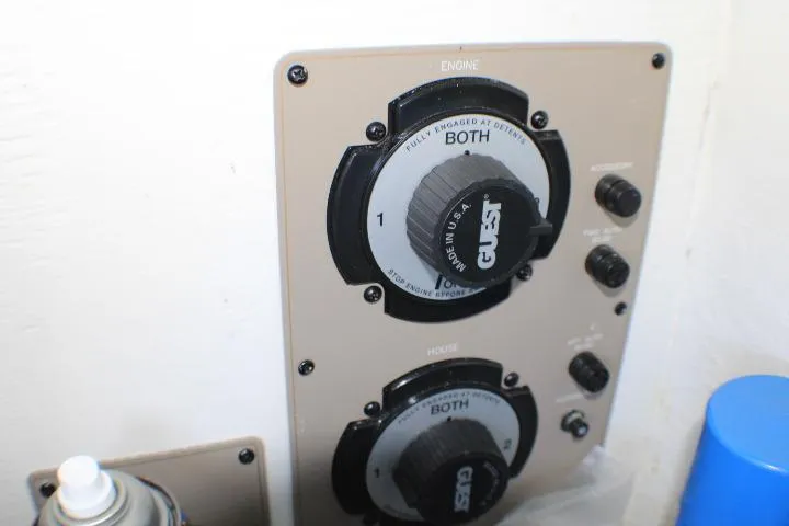 Slide: The Image of Compass on 2002 Bayliner 3055 Ciera boat, showing navigation direction. - 25