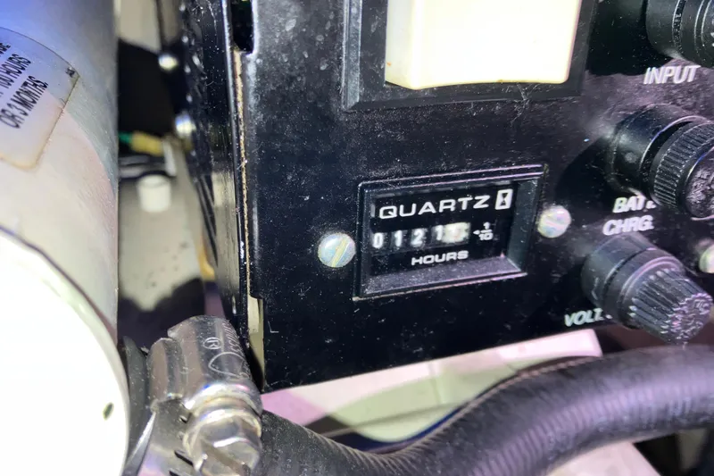 Slide: The Image of Hour meter on 2001 Formula 37 Performance Cruiser, showing 121 hours. - 48