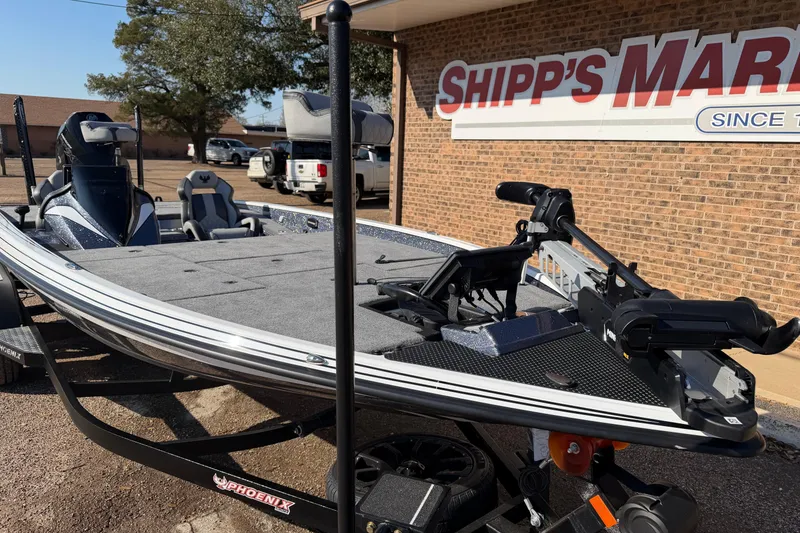 Slide: The Image of 2026 Phoenix 921 Elite X II boat at Shipp's Marine dealership. - 9