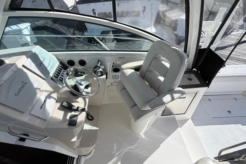 Slide: The Image of Boston Whaler 315 Conquest 2018 - 12