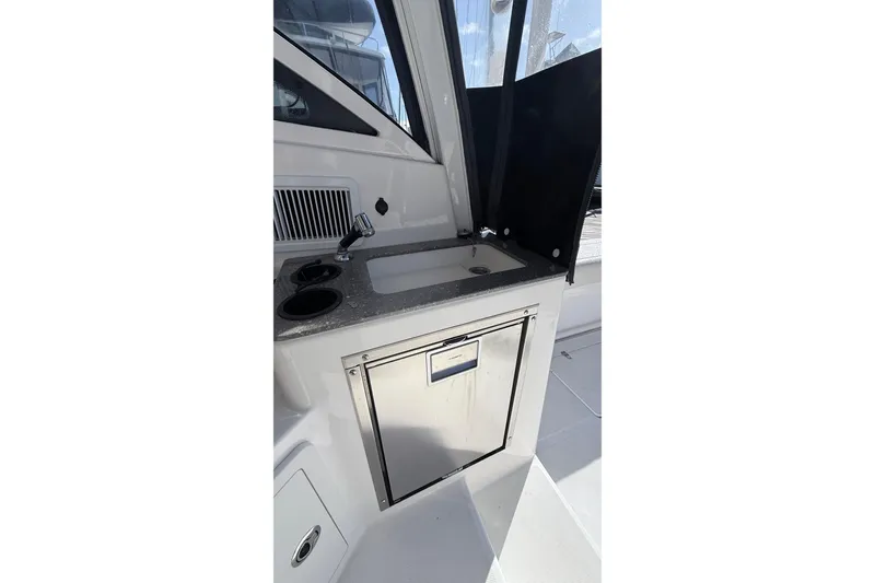 Slide: The Image of Boston Whaler 315 Conquest 2018 - 9