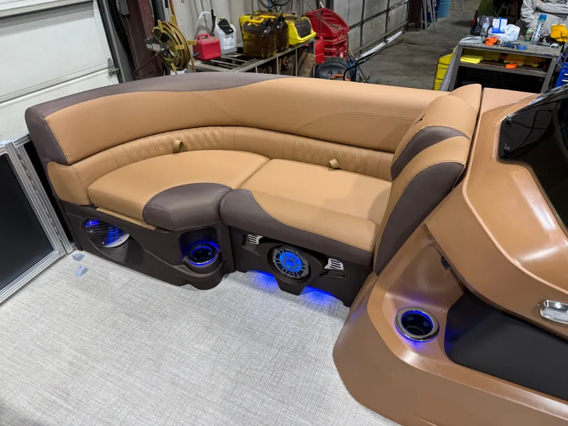 Slide: The Image of Tahoe LTZ 2385 Quad Lounge Shift SS Tritoon & Honda 4-Stroke EFI 2026 - 31