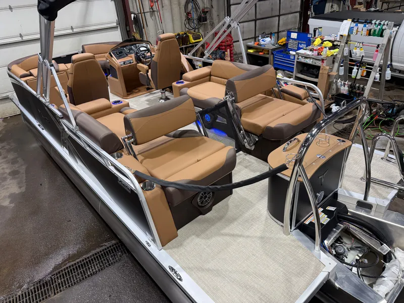 Slide: The Image of Tahoe LTZ 2385 Quad Lounge Shift SS Tritoon & Honda 4-Stroke EFI 2026 - 52