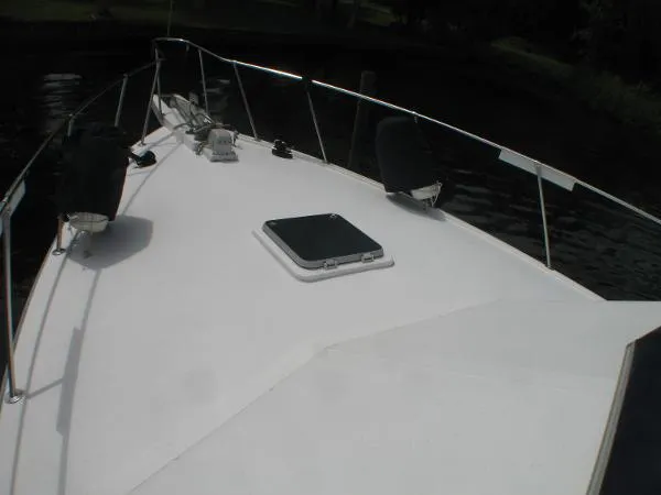 Slide: The Image of Jefferson Viscount Sundeck Motor Yacht 1989 - 3