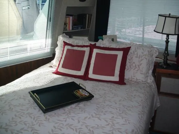 Slide: The Image of Harbor Master 52 Widebody Houseboat 1990 - 2