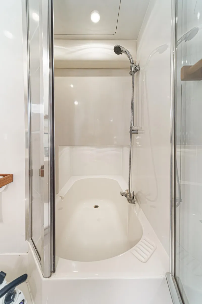 Slide: The Image of 1998 Bayliner 3988 Motoryacht bathroom with shower and tub. - 16