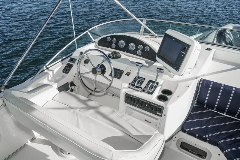 Slide: The Image of Bayliner 3988 Motoryacht 1998 - 56