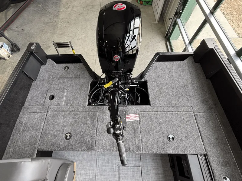 Slide: The Image of Alumacraft Competitor Shadow 185X 2026 - 10