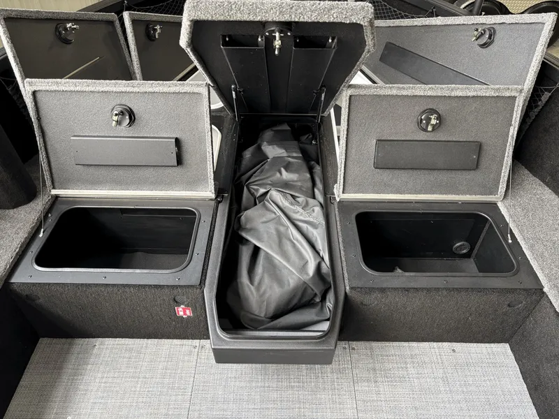 Slide: The Image of Alumacraft Competitor Shadow 185X 2026 - 15