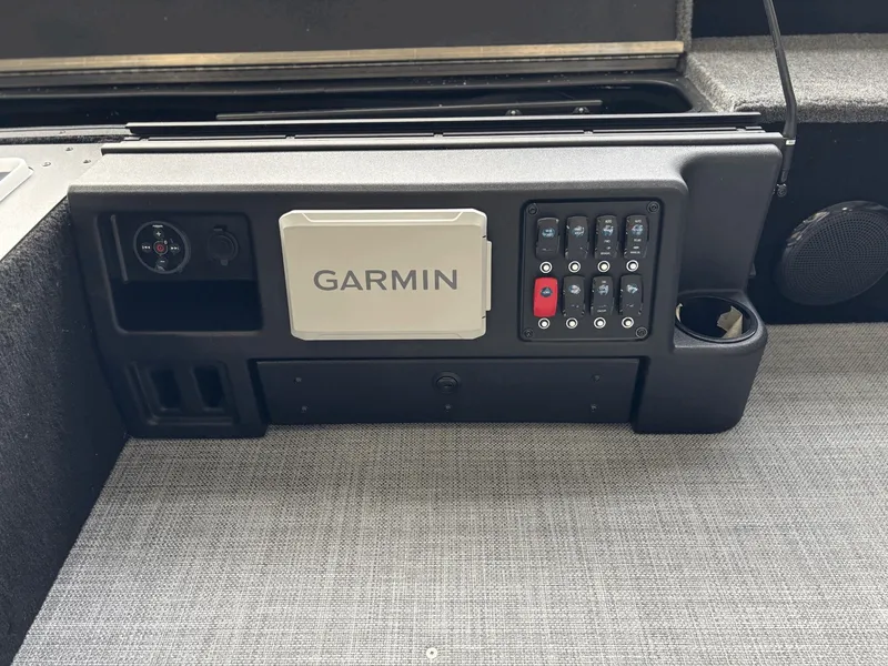 Slide: The Image of Alumacraft Competitor Shadow 185X 2026 - 16