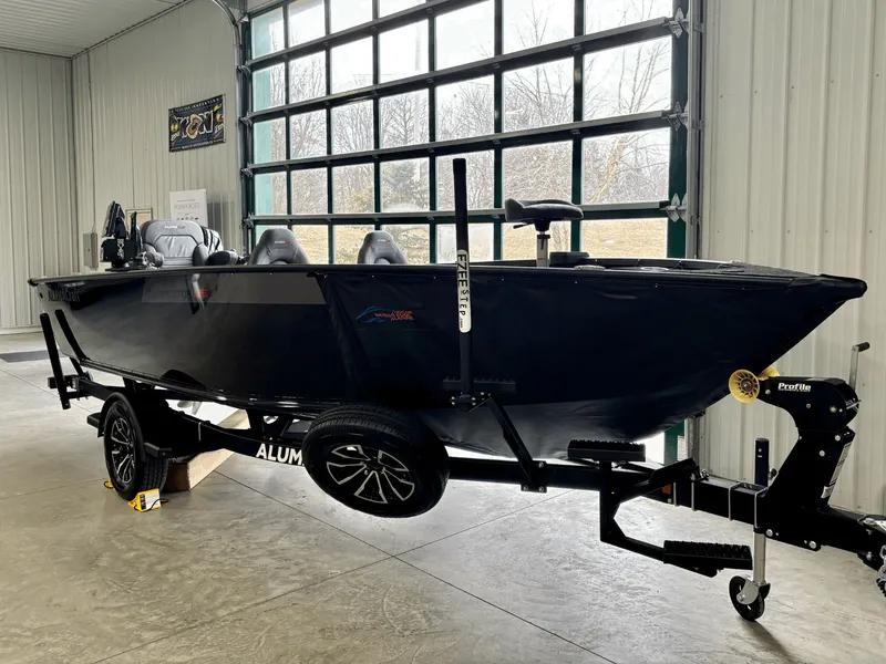 Slide: The Image of Alumacraft Competitor Shadow 185X 2026 - 3