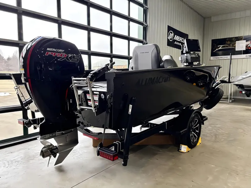 Slide: The Image of Alumacraft Competitor Shadow 185X 2026 - 5