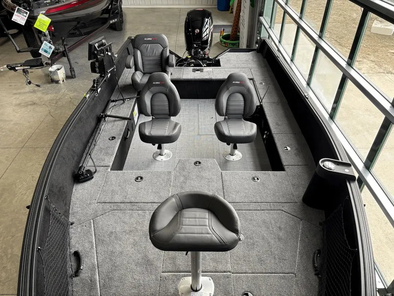 Slide: The Image of Alumacraft Competitor Shadow 185X 2026 - 8