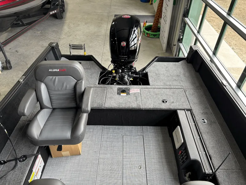 Slide: The Image of Alumacraft Competitor Shadow 185X 2026 - 9