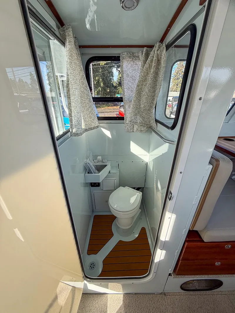 Slide: The Image of Hewescraft 270 Pacific Explorer 2026 - 12