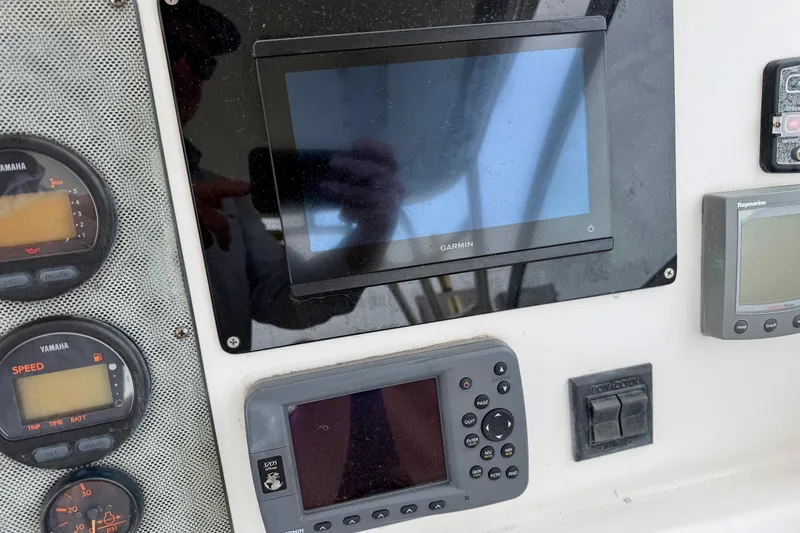 Slide: The Image of Control panel of a 2006 Seaswirl Striper 2901 Walkaround O/B with Garmin and Yamaha displays. - 22
