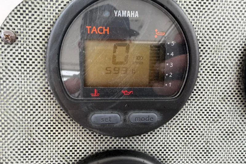 Slide: The Image of Yamaha tachometer on 2006 Seaswirl Striper 2901 Walkaround O/B boat dashboard. - 23