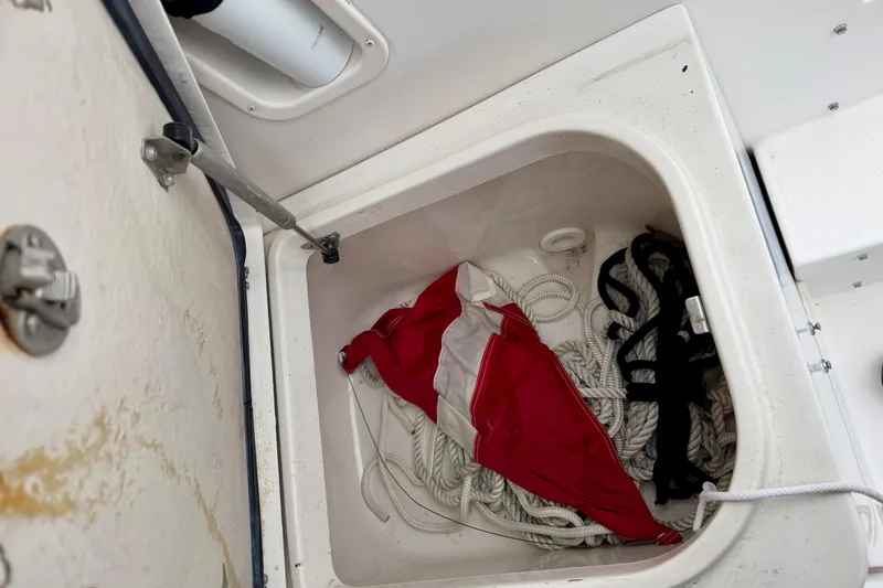 Slide: The Image of Storage compartment on 2006 Seaswirl Striper 2901 with ropes and red flag. - 25