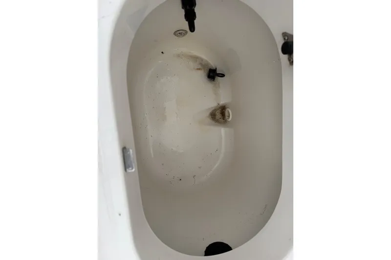 Slide: The Image of Dirty compartment in 2006 Seaswirl Striper 2901 Walkaround O/B boat. - 26