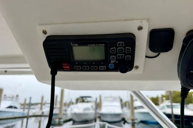 Slide: The Image of VHF marine radio on 2006 Seaswirl Striper 2901 Walkaround O/B boat dashboard. - 27