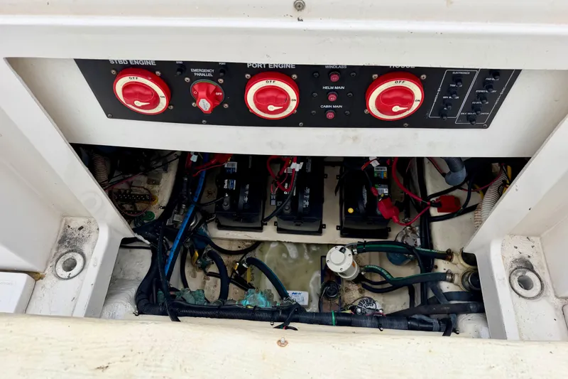 Slide: The Image of Electrical panel and battery compartment of 2006 Seaswirl Striper 2901 Walkaround O/B boat. - 29