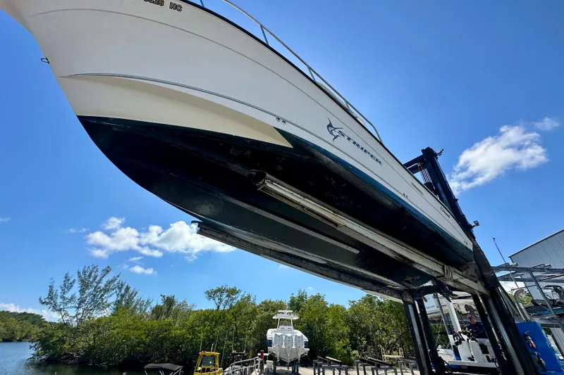 Slide: The Image of 2006 Seaswirl Striper 2901 Walkaround O/B on lift, clear sky background. - 31