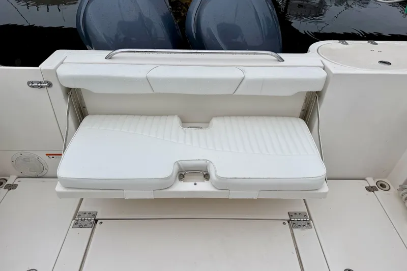 Slide: The Image of 2006 Seaswirl Striper 2901 Walkaround O/B boat seat with white cushioned bench. - 7