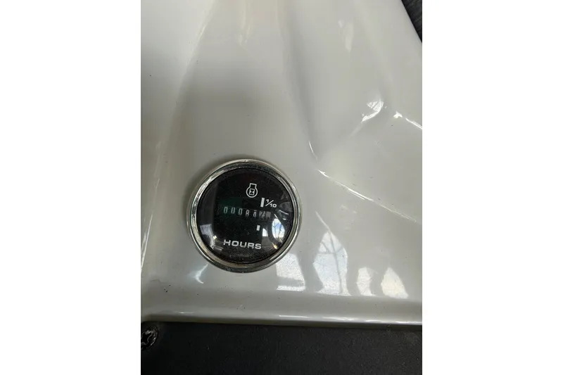 Slide: The Image of Hour meter on 2022 Crest Classic DLX 220 SLS boat dashboard. - 15