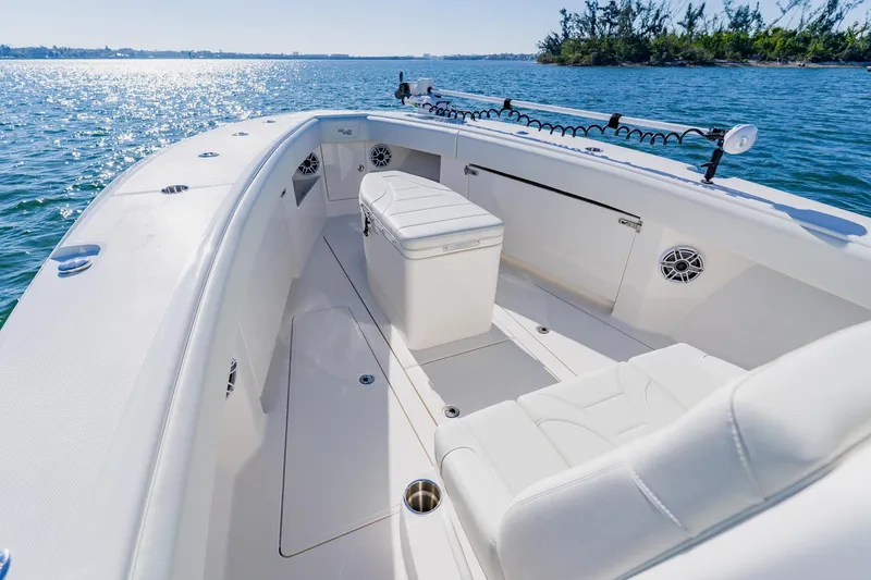 Slide: The Image of Rhodan trolling motor on 2025 SeaVee 370Z boat, ocean background, clear blue sky. - 9