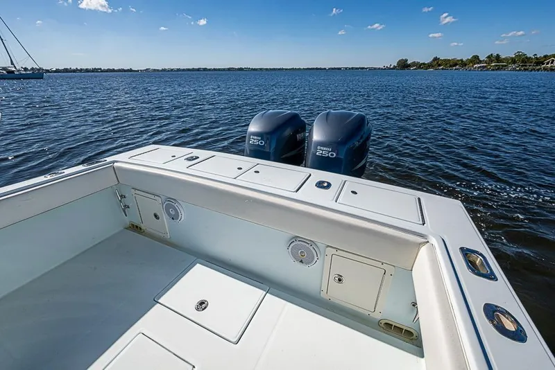 Slide: The Image of 2000 Regulator 26 Forward Seating boat with twin Yamaha 250 engines on open water. - 10