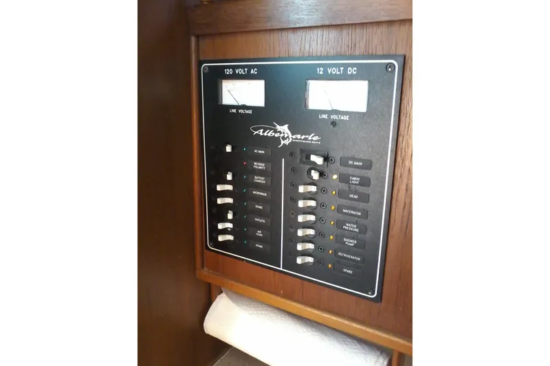 Slide: The Image of 40 AMP battery charger in 2002 Albemarle 265 Express Fisherman boat. - 18