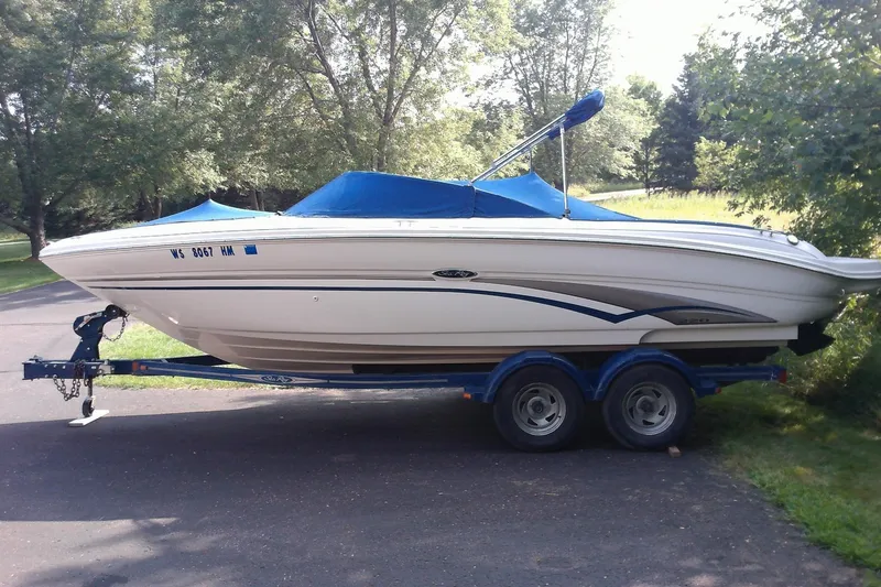 Slide: The Image of Sea Ray 220 Bowrider 2003 - 7