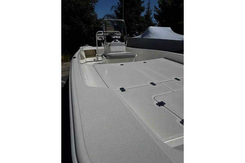 Slide: The Image of 2026 Mako Pro Skiff 17 CC boat with spacious deck and center console. - 8