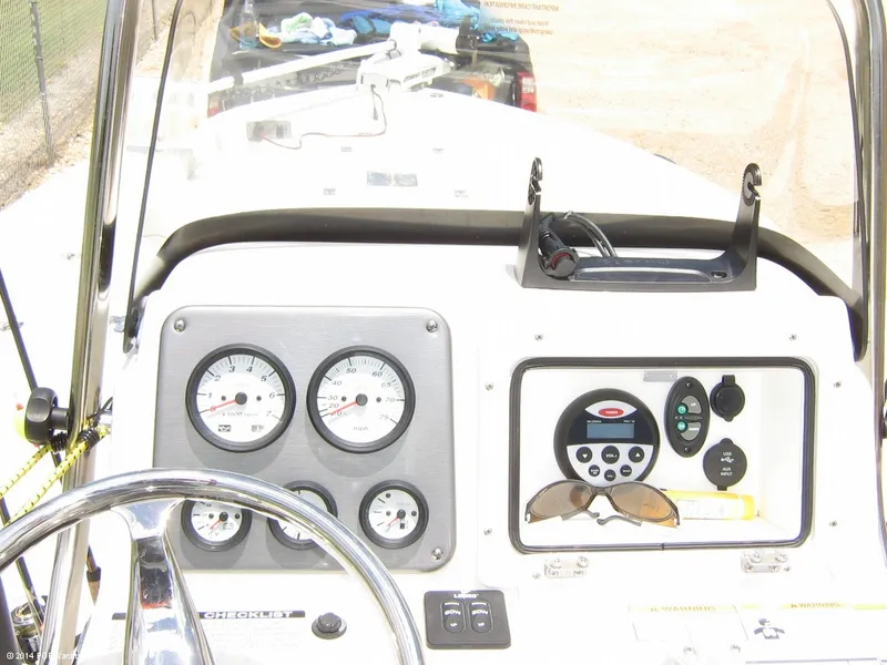 Slide: The Image of NauticStar 2200 TE 2013 - 10
