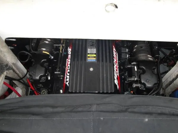 Slide: The Image of Crownline Boats 248CCR 2001 - 9