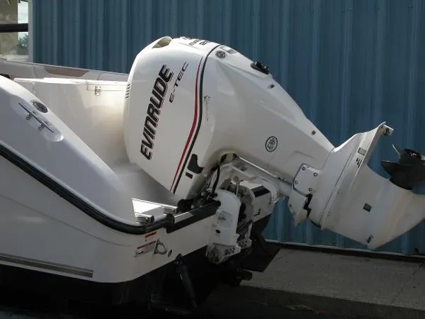 Slide: The Image of Seaswirl 2601 Walkaround O/B 2006 - 5