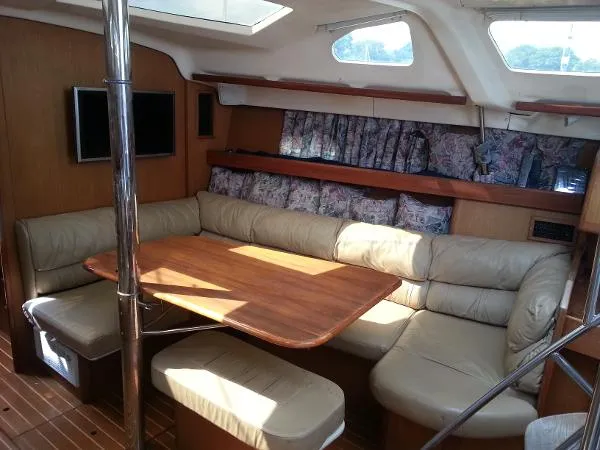 Slide: The Image of Hunter 450 Center Cockpit 1999 - 11
