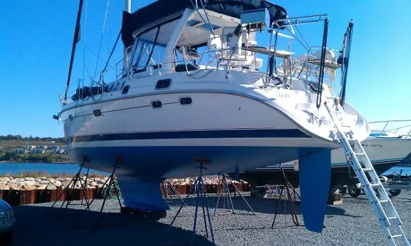 Slide: The Image of Hunter 450 Center Cockpit 1999 - 3