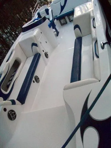 Slide: The Image of DOMN8ER 25 Custom Deck Boat 2006 - 3