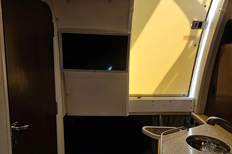 Slide: The Image of Interior of 2008 Hydra-Sports Vector 3500 VX boat with TV and kitchenette. - 38