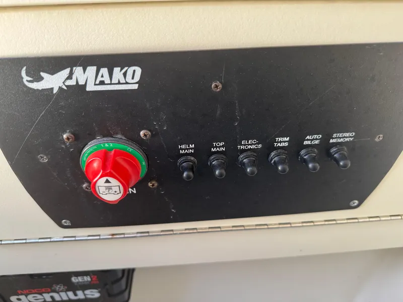 Slide: The Image of Mako 214 Center Console 2019 - 58