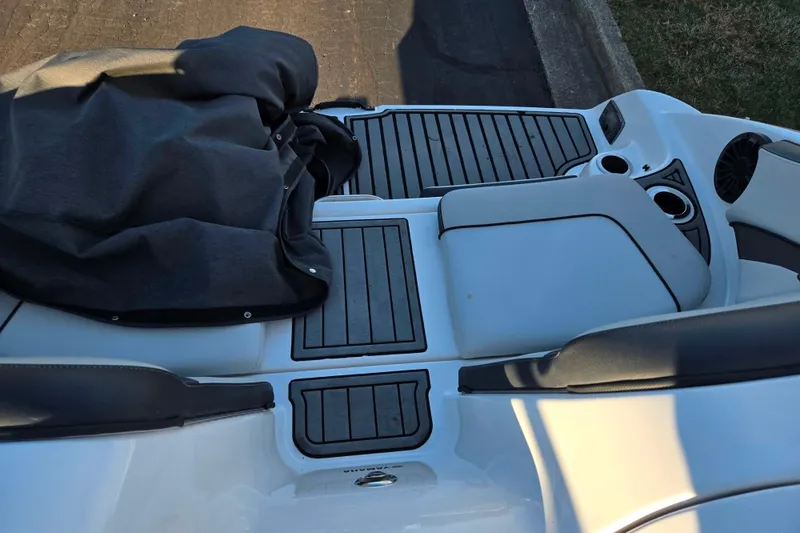 Slide: The Image of 2017 Yamaha Boats 242 Limited S E-Series interior with seating and cup holders. - 24