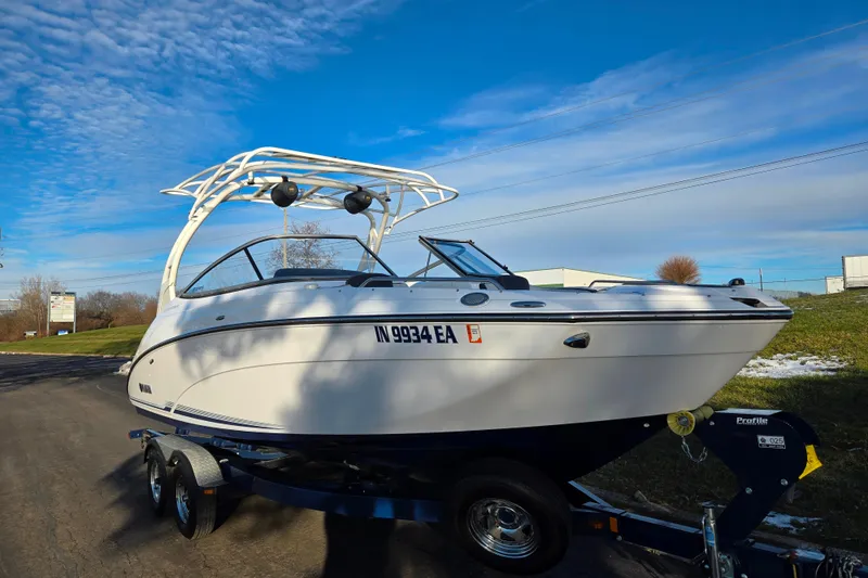 Slide: The Image of 2017 Yamaha Boats 242 Limited S E-Series on trailer under blue sky. - 5