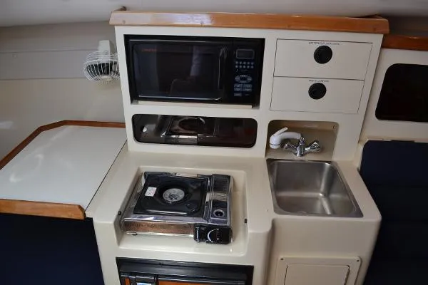 Slide: The Image of Albin 28 Enclosed pilothouse 2007 - 7