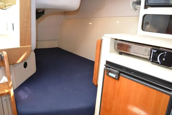 Slide: The Image of Albin 28 Enclosed pilothouse 2007 - 9