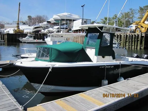 Slide: The Image of Trophy 2503 Center Console 2005 - 1