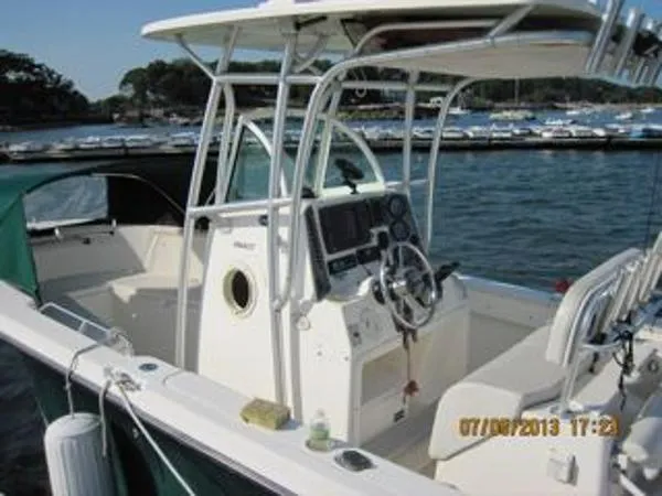 Slide: The Image of Trophy 2503 Center Console 2005 - 4